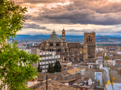 Die wunderschöne Stadt Granada in Andalusien. Der beindruckende Ausblick auf die Stadt, zeigt die capilla real (Königskapelle), der südöstliche Anbau der Kathedrale von Granada. Sie ist umgeben von den zahlreich verschiedenen Gebäuden der Stadt.